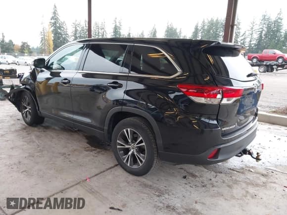 ✅ 2019 Toyota Highlander LE • VIN: 5TDZARFH5KS050737 • Lot: 43682523. Wystawiony na IAAI z przebiegiem 87 493 mil. Bezpłatny archiwum sprzedaży aukcyjnych z USA i szczegółowy raport historii pojazdu na DreamBid. Zdjęcie 3.