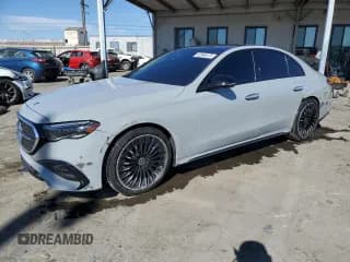 ✅ 2024 Mercedes-Benz E 350 • VIN: W1KLF4HB2RA025214 • Lot: 63968475. Wystawiony na Copart z przebiegiem 17 256 mil. Bezpłatny archiwum sprzedaży aukcyjnych z USA i szczegółowy raport historii pojazdu na DreamBid. Zdjęcie 1.