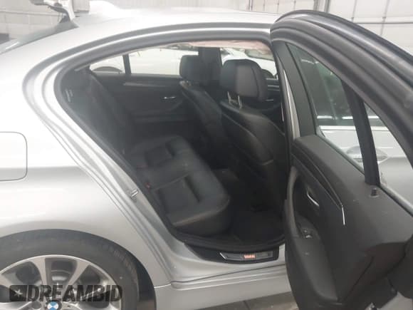 ✅ 2014 BMW 5 Series 550i xDrive • VIN: WBAKP9C52EDZ35243 • Lot: 43379081. Wystawiony na IAAI z przebiegiem 122 754 mil. Bezpłatny archiwum sprzedaży aukcyjnych z USA i szczegółowy raport historii pojazdu na DreamBid. Zdjęcie 8.