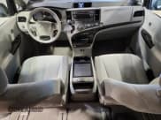 ✅ 2011 Toyota Sienna LE • VIN: 5TDJK3DC9BS011809 • Lot: 93236775. Wystawiony na Copart z przebiegiem 209 475 mil. Bezpłatny archiwum sprzedaży aukcyjnych z USA i szczegółowy raport historii pojazdu na DreamBid. Zdjęcie 8.