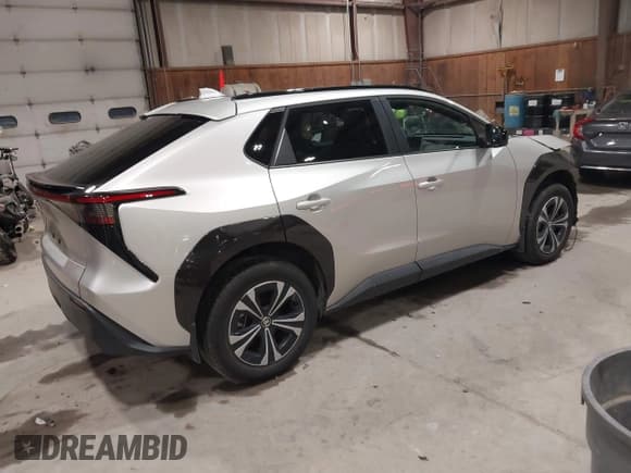 ✅ 2024 Toyota bZ4X XLE • VIN: JTMAAAAA9RA053267 • Лот: 43576713. Опубликован ранее на IAAI с пробегом 4 385 миль. Бесплатный доступ к архиву аукционных продаж из США и подробный отчёт об истории автомобиля на DreamBid. Изображение 4.