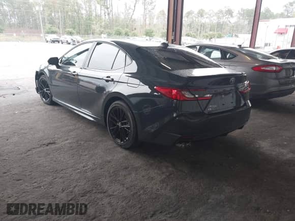 2025 Toyota Camry LE z VIN 4T1DAACK3SU168935, wystawiony jako IAAI lot #43426255 z przebiegiem 8 829 mil mil oraz . Historia ofert i sprzedaży dostępna na DreamBid. Obrazek 3.