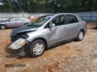 ✅ 2010 Nissan Versa S • VIN: 3N1BC1AP4AL446869 • Lot: 84215865. Wystawiony na Copart z przebiegiem 79 805 mil. Bezpłatny archiwum sprzedaży aukcyjnych z USA i szczegółowy raport historii pojazdu na DreamBid. Zdjęcie 1.