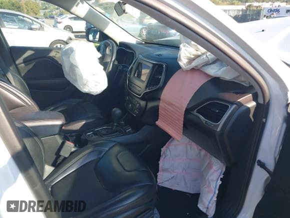 ✅ 2019 Jeep Cherokee Latitude Plus • VIN: 1C4PJMLB3KD336205 • Lot: 43135786. Wystawiony na IAAI z przebiegiem Nie podano. Bezpłatny archiwum sprzedaży aukcyjnych z USA i szczegółowy raport historii pojazdu na DreamBid. Zdjęcie 5.