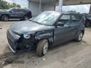 ✅ 2023 Kia Soul LX • VIN: KNDJ23AU0P7895556 • Lot: 68111955. Wystawiony na Copart z przebiegiem 18 118 mil. Bezpłatny archiwum sprzedaży aukcyjnych z USA i szczegółowy raport historii pojazdu na DreamBid. Zdjęcie 1.