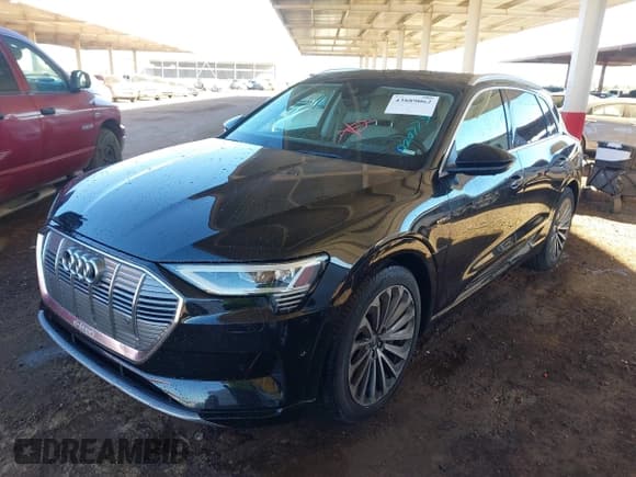 ✅ 2019 Audi e-tron Prestige • VIN: WA1VABGE8KB020773 • Лот: 43889062. Опубликован ранее на IAAI с пробегом 19 112 миль. Бесплатный доступ к архиву аукционных продаж из США и подробный отчёт об истории автомобиля на DreamBid. Изображение 2.