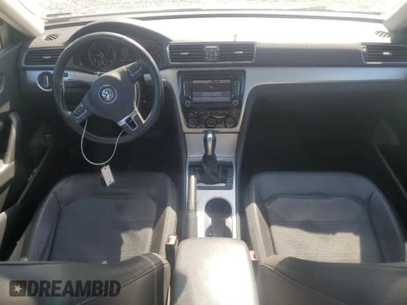 ✅ 2013 Volkswagen Passat SE • VIN: 1VWBN7A39DC077687 • Lot: 86124095. Wystawiony na Copart z przebiegiem 179 861 mil. Bezpłatny archiwum sprzedaży aukcyjnych z USA i szczegółowy raport historii pojazdu na DreamBid. Zdjęcie 8.