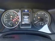 ✅ 2023 Toyota Tacoma SR • VIN: 3TMCZ5AN9PM626034 • Lot: 43517093. Wystawiony na IAAI z przebiegiem 35 131 mil. Bezpłatny archiwum sprzedaży aukcyjnych z USA i szczegółowy raport historii pojazdu na DreamBid. Zdjęcie 7.