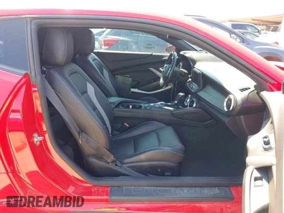 ✅ 2020 Chevrolet Camaro 2LT • VIN: 1G1FD1RS1L0114742 • Lot: 43124643. Wystawiony na IAAI z przebiegiem 45 350 mil. Bezpłatny archiwum sprzedaży aukcyjnych z USA i szczegółowy raport historii pojazdu na DreamBid. Zdjęcie 5.