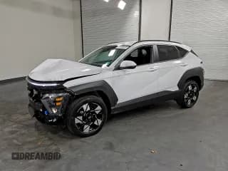 ✅ 2025 Hyundai Kona SEL • VIN: KM8HBCAB5SU341660 • Лот: 94507095. Опубликован ранее на Copart с пробегом 4 394 миль. Бесплатный доступ к архиву аукционных продаж из США и подробный отчёт об истории автомобиля на DreamBid. Изображение 1.