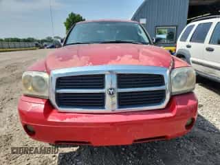 2007 Dodge Dakota SLT z VIN 1D7HE48K37S173310, wystawiony jako Copart lot #64116395 z przebiegiem 195 951 mil mil oraz Czysty tytuł • Clean title. Historia ofert i sprzedaży dostępna na DreamBid. Obrazek 5.