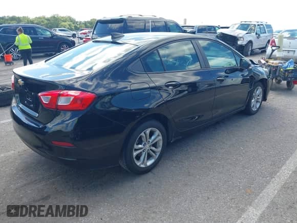 ✅ 2019 Chevrolet Cruze LS • VIN: 1G1BC5SMXK7130108 • Lot: 43291626. Wystawiony na IAAI z przebiegiem 97 511 mil. Bezpłatny archiwum sprzedaży aukcyjnych z USA i szczegółowy raport historii pojazdu na DreamBid. Zdjęcie 4.
