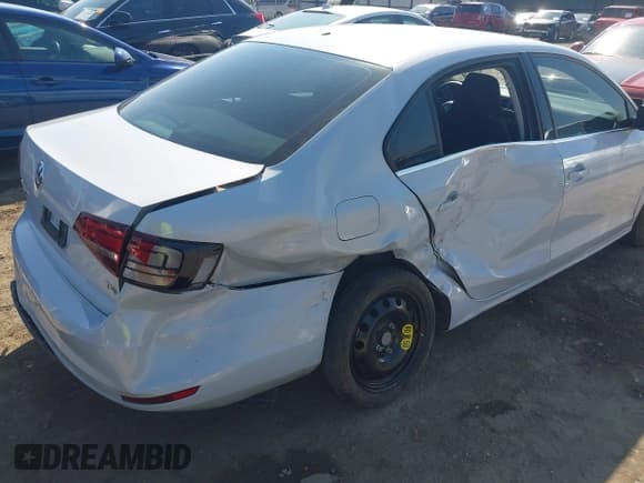 ✅ 2017 Volkswagen Jetta S • VIN: 3VW167AJ4HM348361 • Lot: 43214095. Wystawiony na IAAI z przebiegiem 105 424 mil. Bezpłatny archiwum sprzedaży aukcyjnych z USA i szczegółowy raport historii pojazdu na DreamBid. Zdjęcie 6.