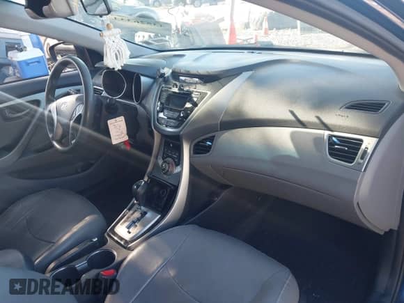 2013 Hyundai Elantra GLS z VIN KMHDH4AE5DU711232, wystawiony jako IAAI lot #43526333 z przebiegiem 92 535 mil mil oraz . Historia ofert i sprzedaży dostępna na DreamBid. Obrazek 5.