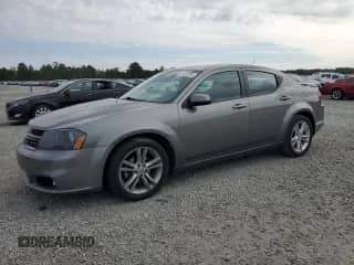 2013 Dodge Avenger SXT z VIN 1C3CDZCG6DN772854, wystawiony jako Copart lot #81129705 z przebiegiem 70 700 mil mil oraz Szkoda całkowita • Salvage title. Historia ofert i sprzedaży dostępna na DreamBid. Obrazek 1.