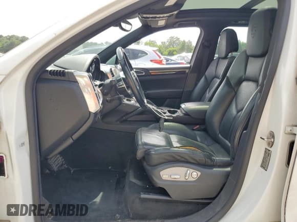 ✅ 2018 Porsche Cayenne • VIN: WP1AA2A24JKA01041 • Lot: 56931625. Wystawiony na Copart z przebiegiem 137 195 mil. Bezpłatny archiwum sprzedaży aukcyjnych z USA i szczegółowy raport historii pojazdu na DreamBid. Zdjęcie 7.