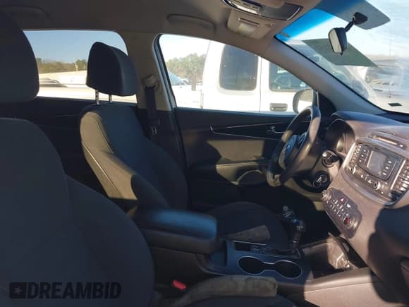 ✅ 2017 Kia Sorento LX • VIN: 5XYPG4A37HG196289 • Lot: 43812152. Wystawiony na IAAI z przebiegiem 116 262 mil. Bezpłatny archiwum sprzedaży aukcyjnych z USA i szczegółowy raport historii pojazdu na DreamBid. Zdjęcie 5.