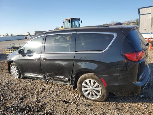 ✅ 2017 Chrysler Pacifica Touring L • VIN: 2C4RC1BG4HR788104 • Lot: 82270275. Listed on Copart with 73,247 mi. Free auction sales archive from the USA and detailed vehicle history report at DreamBid. Image 2.