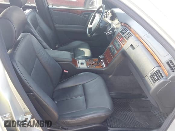 ✅ 1999 Mercedes-Benz E 320 • VIN: WDBJH82F9XX017330 • Lot: 42153871. Listed on IAAI with 247,771 mi. Free auction sales archive from the USA and detailed vehicle history report at DreamBid. Image 5.