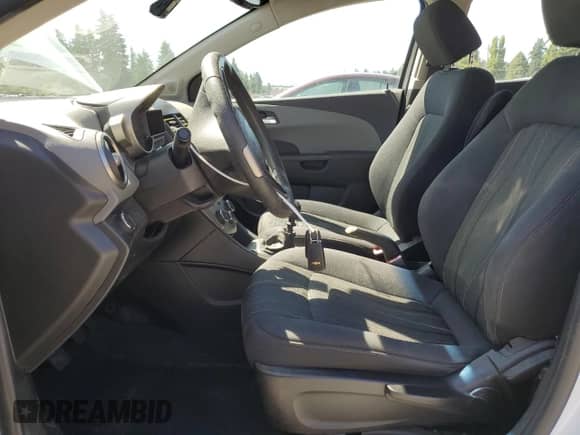 2013 Chevrolet Sonic LT z VIN 1G1JD6SG0D4199810, wystawiony jako Copart lot #63103015 z przebiegiem 128 825 mil mil oraz Szkoda całkowita • Salvage title. Historia ofert i sprzedaży dostępna na DreamBid. Obrazek 7.