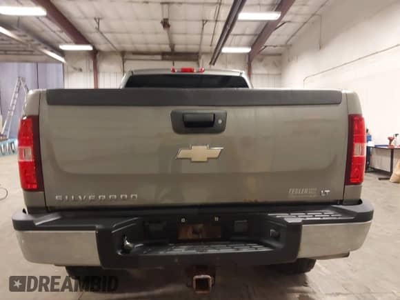 2007 Chevrolet Silverado 2500HD LTZ z VIN 1GCHK29617E595261, wystawiony jako IAAI lot #42846735 z przebiegiem 257 925 mil mil oraz . Historia ofert i sprzedaży dostępna na DreamBid. Obrazek 17.