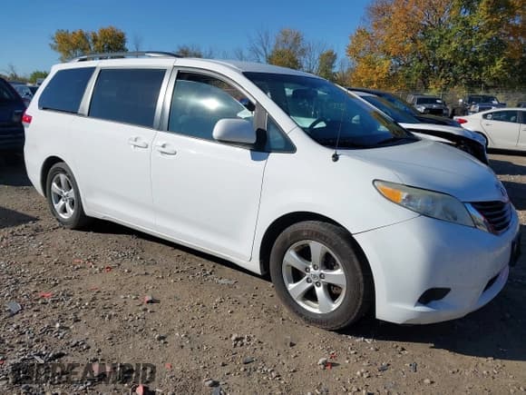 ✅ 2013 Toyota Sienna LE AAS • VIN: 5TDKK3DC0DS352877 • Лот: 43483758. Опубликован ранее на IAAI с пробегом 225 296 миль. Бесплатный доступ к архиву аукционных продаж из США и подробный отчёт об истории автомобиля на DreamBid. Изображение 1.