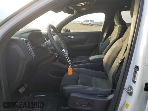 ✅ 2023 Volvo XC40 Ultimate • VIN: YV4ED3UM1P2098850 • Lot: 81336295. Wystawiony na Copart z przebiegiem 14 640 mil. Bezpłatny archiwum sprzedaży aukcyjnych z USA i szczegółowy raport historii pojazdu na DreamBid. Zdjęcie 7.