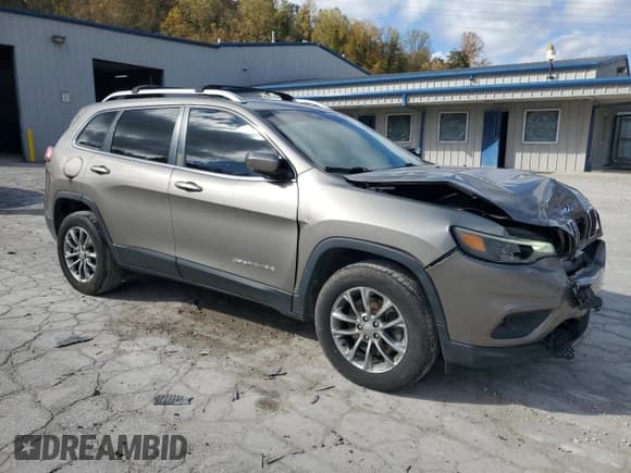 ✅ 2020 Jeep Cherokee Latitude Plus • VIN: 1C4PJMLB4LD575702 • Lot: 90839855. Wystawiony na Copart z przebiegiem 106 736 mil. Bezpłatny archiwum sprzedaży aukcyjnych z USA i szczegółowy raport historii pojazdu na DreamBid. Zdjęcie 4.