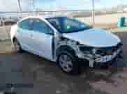 2017 Chevrolet Cruze LS z VIN 1G1BC5SMXH7265209, wystawiony jako IAAI lot #43371995 z przebiegiem 133 478 mil mil oraz . Historia ofert i sprzedaży dostępna na DreamBid. Obrazek 1.