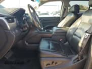 ✅ 2017 Chevrolet Suburban LT • VIN: 1GNSCHKC5HR116492 • Lot: 67053414. Wystawiony na Copart z przebiegiem 289 338 mil. Bezpłatny archiwum sprzedaży aukcyjnych z USA i szczegółowy raport historii pojazdu na DreamBid. Zdjęcie 7.