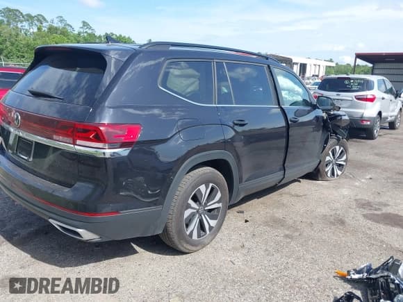 ✅ 2024 Volkswagen Atlas SE • VIN: 1V2DR2CA1RC576374 • Lot: 42491607. Listed on IAAI with 23,355 mi. Free auction sales archive from the USA and detailed vehicle history report at DreamBid. Image 4.