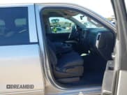 ✅ 2018 Chevrolet Silverado 1500 LT • VIN: 3GCPCREC9JG586160 • Lot: 43568321. Wystawiony na IAAI z przebiegiem 51 386 mil. Bezpłatny archiwum sprzedaży aukcyjnych z USA i szczegółowy raport historii pojazdu na DreamBid. Zdjęcie 5.