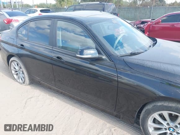 ✅ 2017 BMW 3 Series 320i • VIN: WBA8A9C35HK864405 • Lot: 43475544. Wystawiony na IAAI z przebiegiem 120 278 mil. Bezpłatny archiwum sprzedaży aukcyjnych z USA i szczegółowy raport historii pojazdu na DreamBid. Zdjęcie 13.