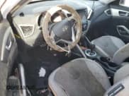 ✅ 2012 Hyundai Veloster w/Red Int • VIN: KMHTC6AD8CU054079 • Lot: 77586954. Wystawiony na Copart z przebiegiem Nie podano. Bezpłatny archiwum sprzedaży aukcyjnych z USA i szczegółowy raport historii pojazdu na DreamBid. Zdjęcie 8.