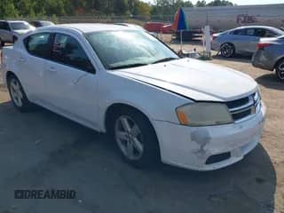 2013 Dodge Avenger SE z VIN 1C3CDZAB9DN644955, wystawiony jako IAAI lot #43202546 z przebiegiem 193 501 mil mil oraz . Historia ofert i sprzedaży dostępna na DreamBid. Obrazek 1.