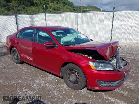 ✅ 2015 Volkswagen Passat S • VIN: 1VWAT7A3XFC077928 • Lot: 40493646. Wystawiony na IAAI z przebiegiem 222 513 mil. Bezpłatny archiwum sprzedaży aukcyjnych z USA i szczegółowy raport historii pojazdu na DreamBid. Zdjęcie 1.