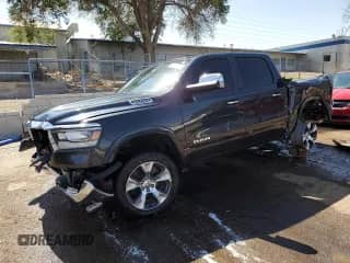 2019 Ram 1500 Laramie с VIN 1C6SRFJT5KN525949, выставлен на аукционе Copart как лот 64384465 с пробегом 94 728 миль миль и Списание • Salvage title. История ставок и продаж доступна на DreamBid. Изображение 1.