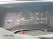 ✅ 1998 GMC Sierra 1500 • VIN: 1GTEC19W4WE517422 • Lot: 65384335. Wystawiony na Copart z przebiegiem 263 184 mil. Bezpłatny archiwum sprzedaży aukcyjnych z USA i szczegółowy raport historii pojazdu na DreamBid. Zdjęcie 9.