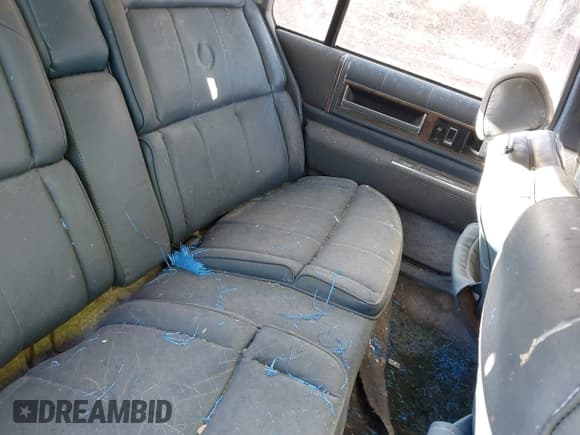 ✅ 1988 Cadillac DeVille • VIN: 1G6CD5155J4332134 • Lot: 43765272. Wystawiony na IAAI z przebiegiem 173 626 mil. Bezpłatny archiwum sprzedaży aukcyjnych z USA i szczegółowy raport historii pojazdu na DreamBid. Zdjęcie 8.