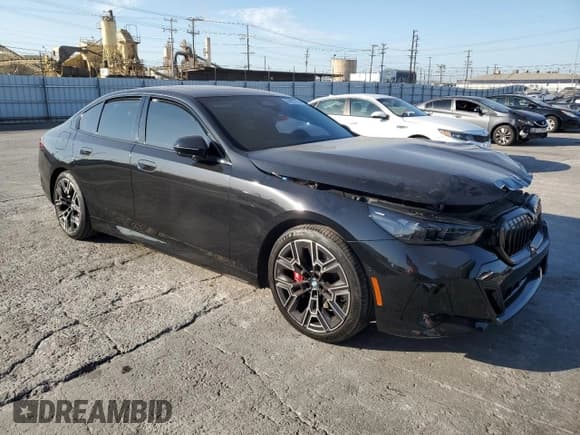 ✅ 2025 BMW 5 Series 530i • VIN: WBA43FJ00SCT65335 • Lot: 69997515. Wystawiony na Copart z przebiegiem 17 990 mil. Bezpłatny archiwum sprzedaży aukcyjnych z USA i szczegółowy raport historii pojazdu na DreamBid. Zdjęcie 4.