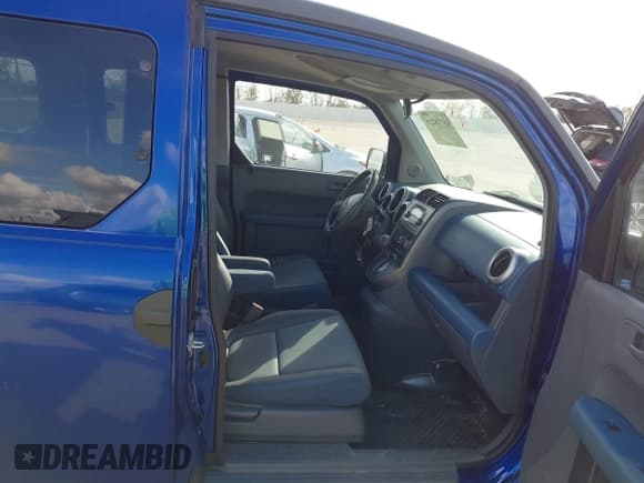 ✅ 2005 Honda Element EX • VIN: 5J6YH28645L013592 • Lot: 43770215. Wystawiony na IAAI z przebiegiem 113 203 mil. Bezpłatny archiwum sprzedaży aukcyjnych z USA i szczegółowy raport historii pojazdu na DreamBid. Zdjęcie 5.