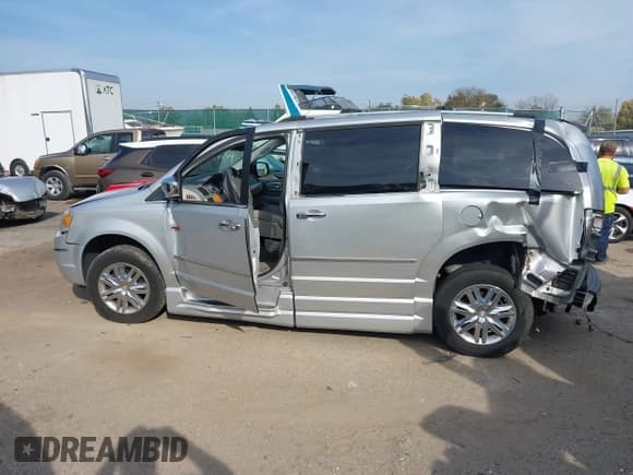 ✅ 2010 Chrysler Town & Country Limited • VIN: 2A4RR7DX9AR427885 • Lot: 40721930. Wystawiony na IAAI z przebiegiem 69 637 mil. Bezpłatny archiwum sprzedaży aukcyjnych z USA i szczegółowy raport historii pojazdu na DreamBid. Zdjęcie 14.