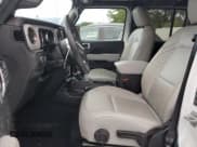 ✅ 2022 Jeep Wrangler Unlimited Sahara • VIN: 1C4JJXP65NW182979 • Lot: 89898485. Wystawiony na Copart z przebiegiem 31 135 mil. Bezpłatny archiwum sprzedaży aukcyjnych z USA i szczegółowy raport historii pojazdu na DreamBid. Zdjęcie 7.