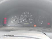 ✅ 1997 Mazda Protege DX • VIN: JM1BC1418V0165780 • Lot: 42735711. Wystawiony na IAAI z przebiegiem 65 652 mil. Bezpłatny archiwum sprzedaży aukcyjnych z USA i szczegółowy raport historii pojazdu na DreamBid. Zdjęcie 7.