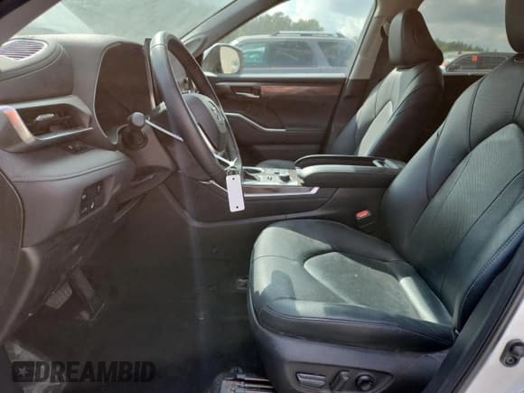 ✅ 2024 Toyota Highlander LE • VIN: 5TDKDRBH0RS561538 • Lot: 70194845. Wystawiony na Copart z przebiegiem 15 722 mil. Bezpłatny archiwum sprzedaży aukcyjnych z USA i szczegółowy raport historii pojazdu na DreamBid. Zdjęcie 7.