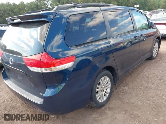 ✅ 2011 Toyota Sienna XLE AAS • VIN: 5TDYK3DC7BS121451 • Lot: 43174564. Listed on IAAI with 268,726 mi. Free auction sales archive from the USA and detailed vehicle history report at DreamBid. Image 4.