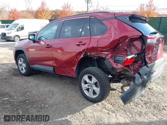 ✅ 2021 Toyota RAV4 XLE • VIN: 2T3P1RFV0MW159167 • Lot: 43605933. Wystawiony na IAAI z przebiegiem 88 477 mil. Bezpłatny archiwum sprzedaży aukcyjnych z USA i szczegółowy raport historii pojazdu na DreamBid. Zdjęcie 3.