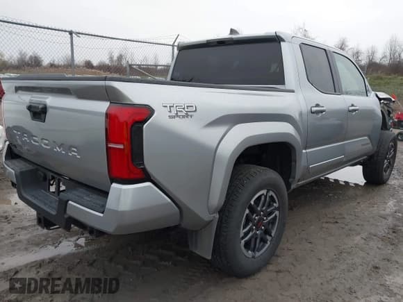 ✅ 2024 Toyota Tacoma TRD Sport • VIN: 3TMLB5JN5RM083921 • Lot: 43628715. Listed on IAAI with 18,380 mi. Free auction sales archive from the USA and detailed vehicle history report at DreamBid. Image 4.
