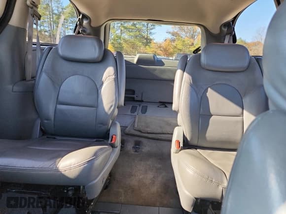 ✅ 2005 Chrysler Town & Country Limited • VIN: 2C8GP64L35R294331 • Lot: 92526025. Listed on Copart with 141,815 mi. Free auction sales archive from the USA and detailed vehicle history report at DreamBid. Image 10.