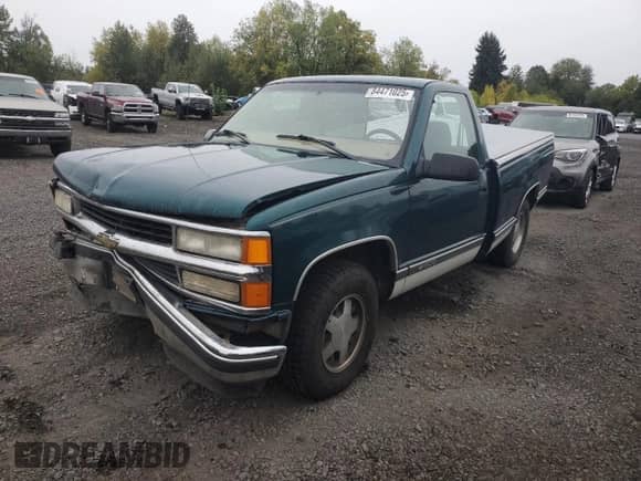 1998 Chevrolet Silverado 1500 z VIN 1GCEC14R3WZ141824, wystawiony jako Copart lot #84471025 z przebiegiem 171 517 mil mil oraz Szkoda całkowita • Salvage title. Historia ofert i sprzedaży dostępna na DreamBid. Obrazek 1.